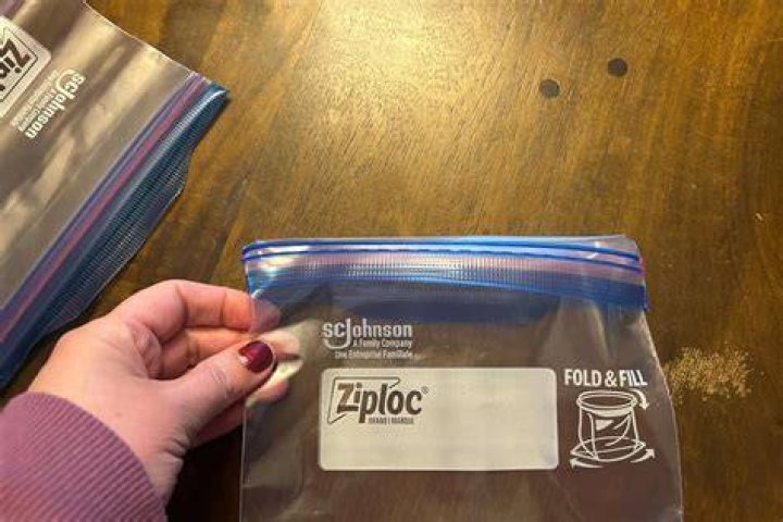 Can you put bleach in a Ziploc bag?