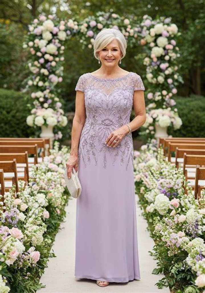 Does the groom's mom to wedding dress shopping?