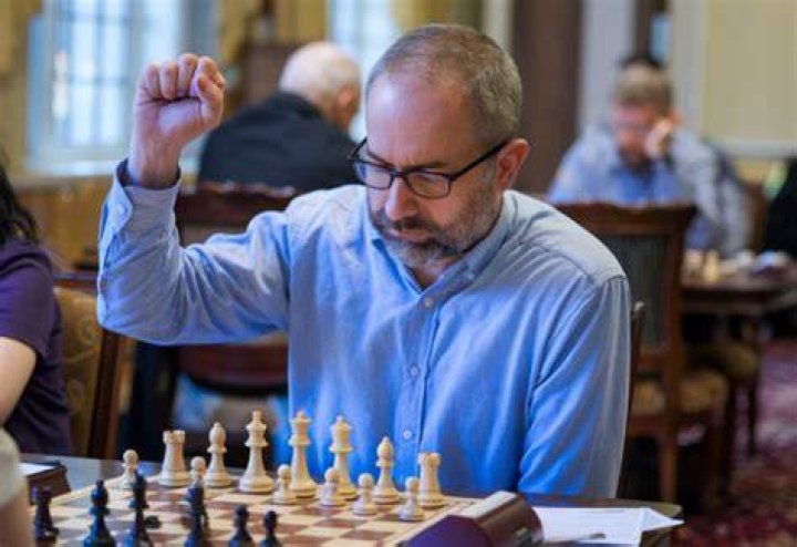 How do you play against a higher rated chess player?