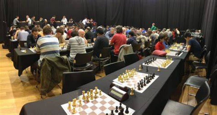 How do you start a chess tournament online?