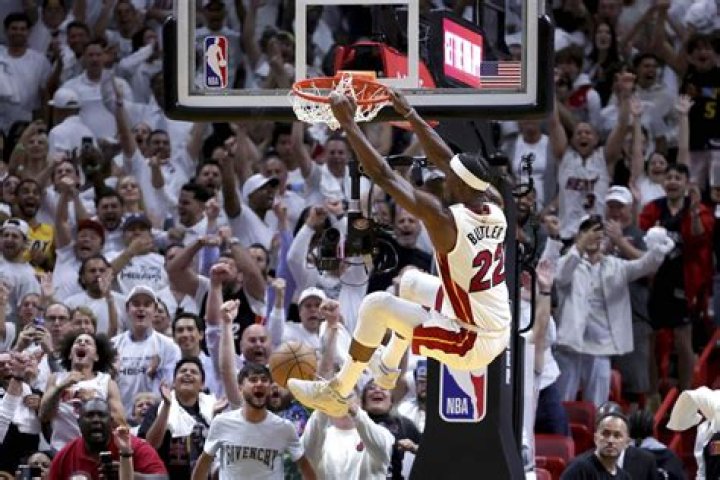 How many points must be scored for a victory win by?