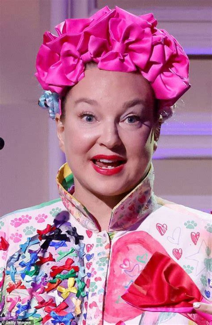 How old are Sia?