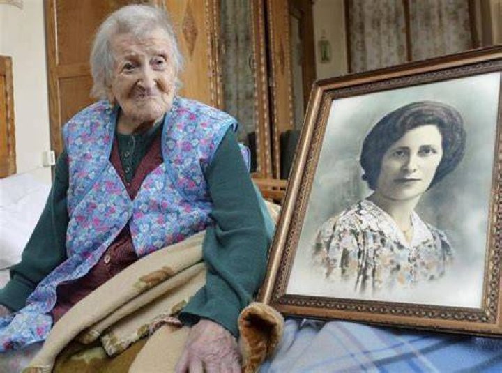 Is anyone born in the 1800s still alive?