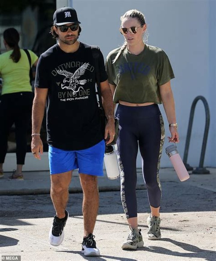 Is Lindsey Vaughn married?