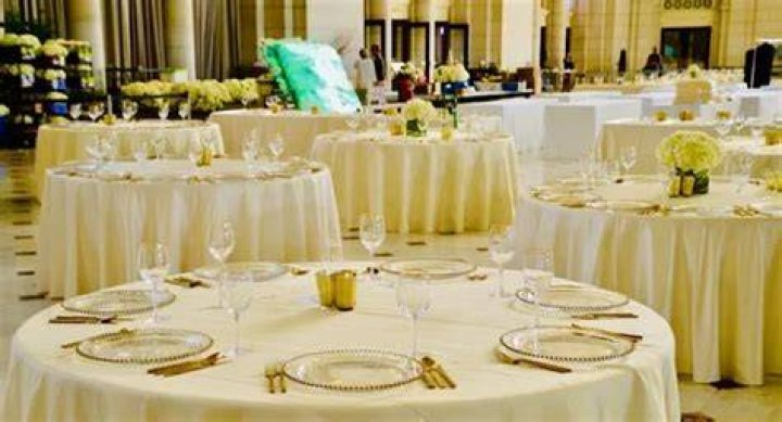 Should you use square plates on a round table?