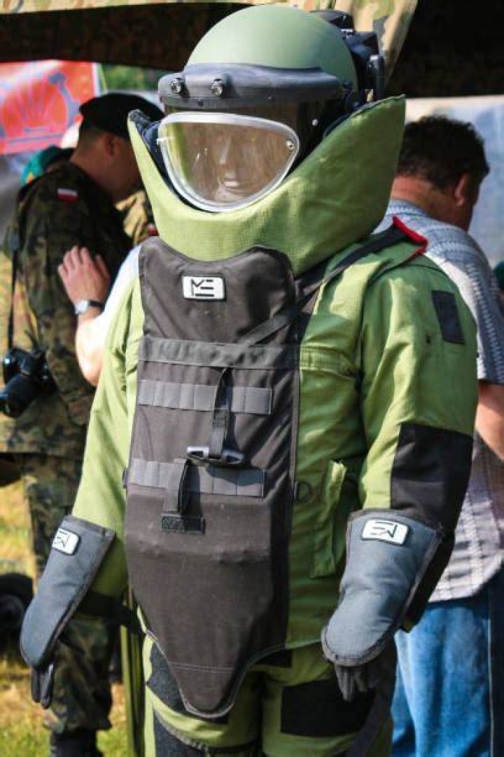 What are bomb defusers called?