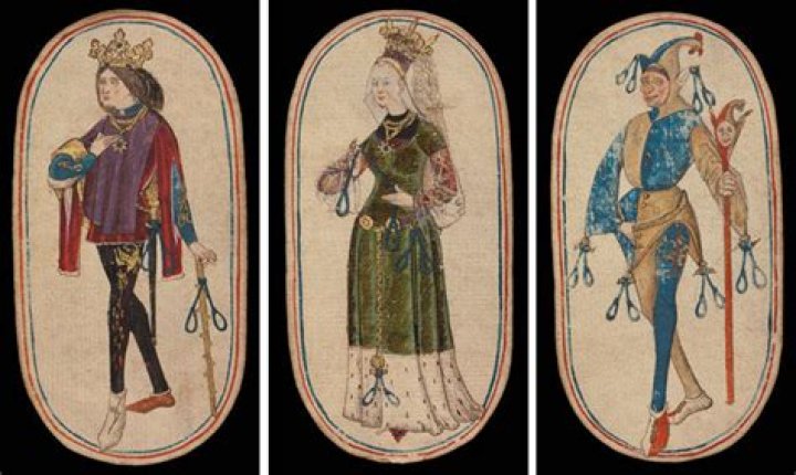 What do knaves wear?